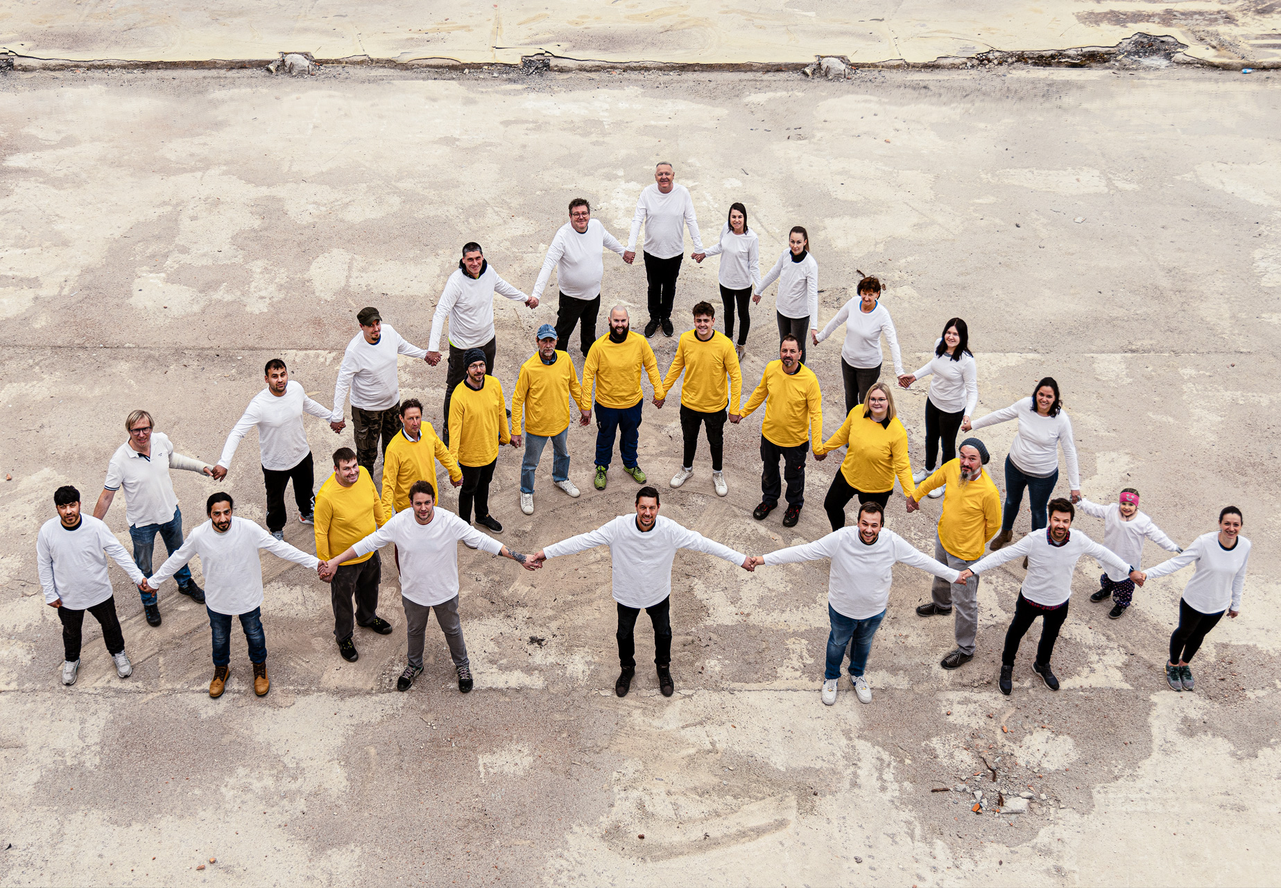 GEOTEC Team bildet ein Geodreieck